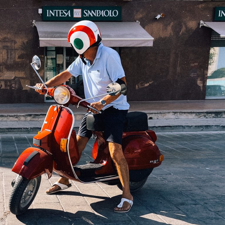 Street photo in Pozzallo, Italy by Svend AM