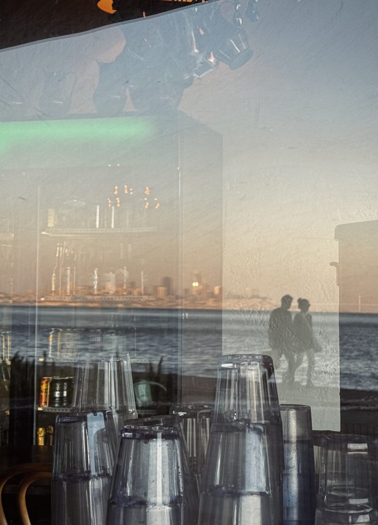 Street photo in Sausalito, United States by Drew Shetter