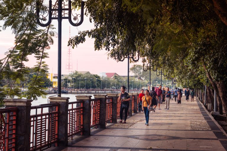 Street photo in Banjarmasin, Indonesia by Setyaki Laksana