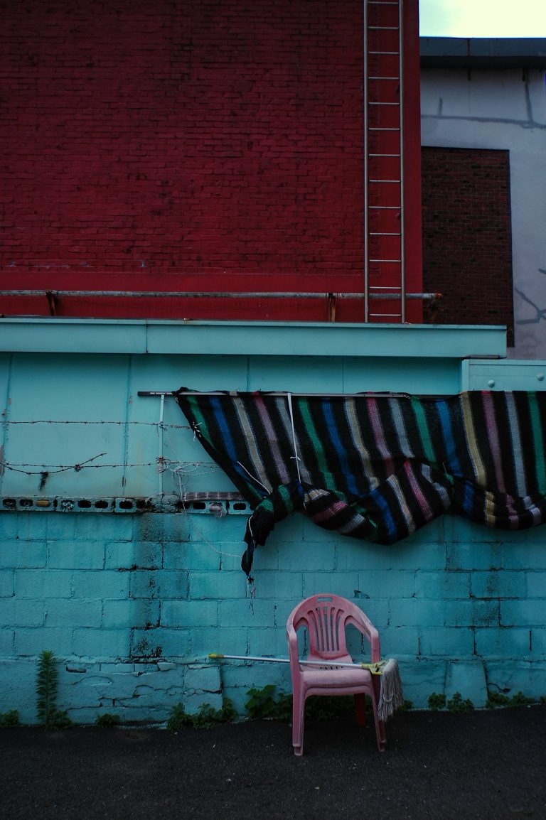 Street photo in Seoul, South Korea by Shin Hwan