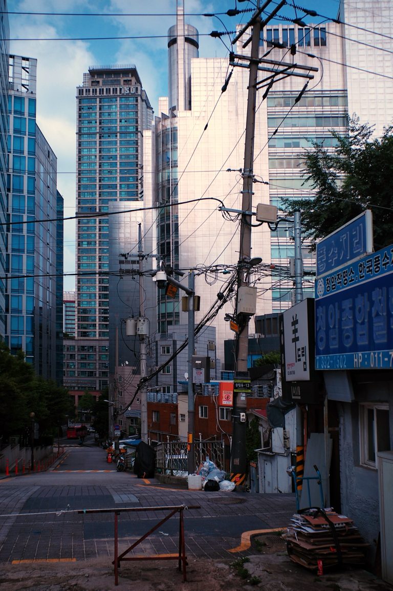 Street photo in Seoul, South Korea by Shin Hwan