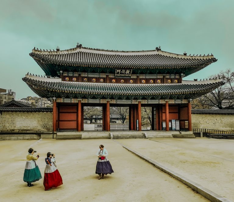 Street photo in Seoul, South Korea by Jonathan Varjabedian