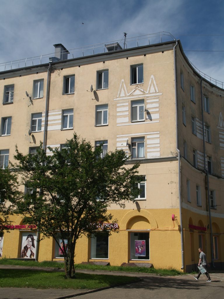 Street photo in Smolensk, Russia by Revaz Rezo