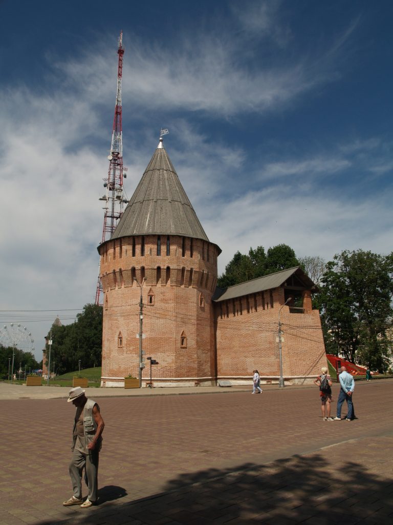 Street photo in Smolensk, Russia by Revaz Rezo