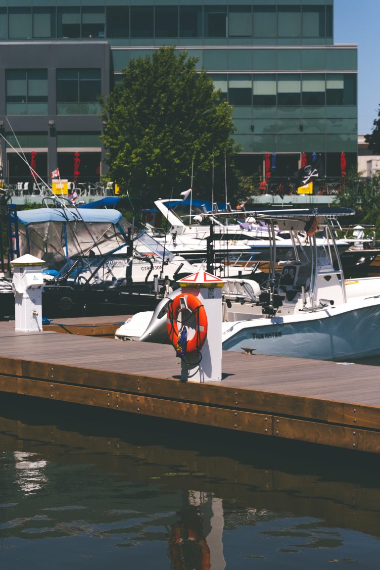 Street photo in Mississauga, Canada by Rhain Peralta