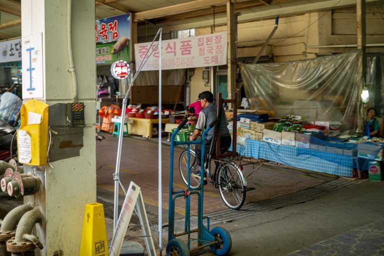 Street photo in Gongju, South Korea by Jvak Cheon