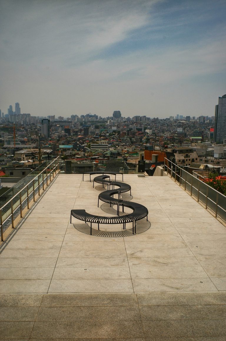 Street photo in Seoul, South Korea by Shin Hwan