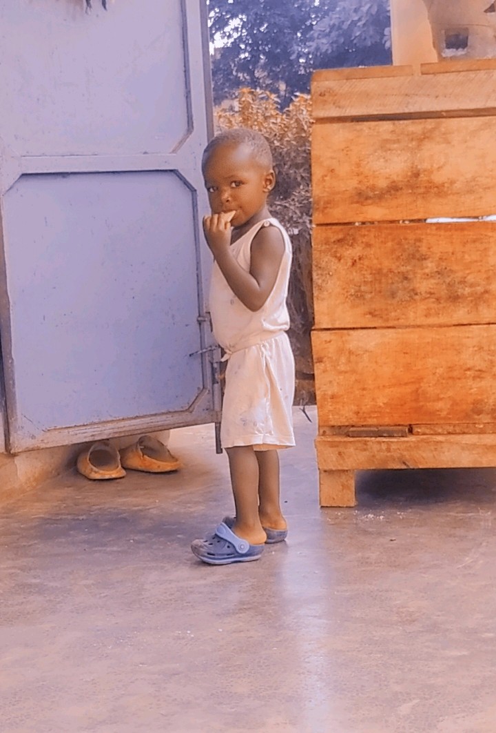 Street photo in Kakiri, Uganda by Robert Ssaka