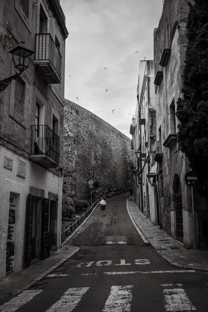 Street photo in Tarragona, Spain by Ignacio Rojas Poggini