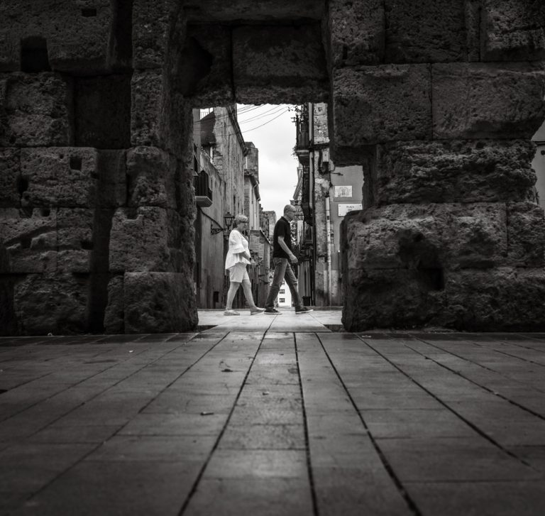 Street photo in Tarragona, Spain by Ignacio Rojas Poggini