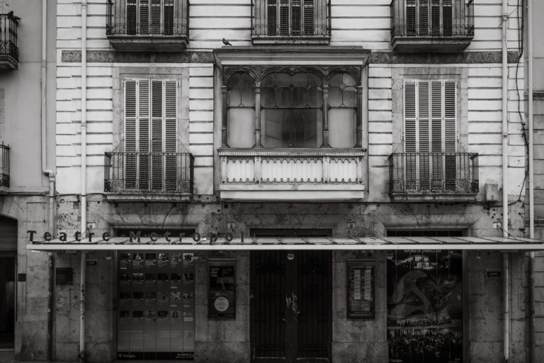 Street photo in Tarragona, Spain by Ignacio Rojas Poggini