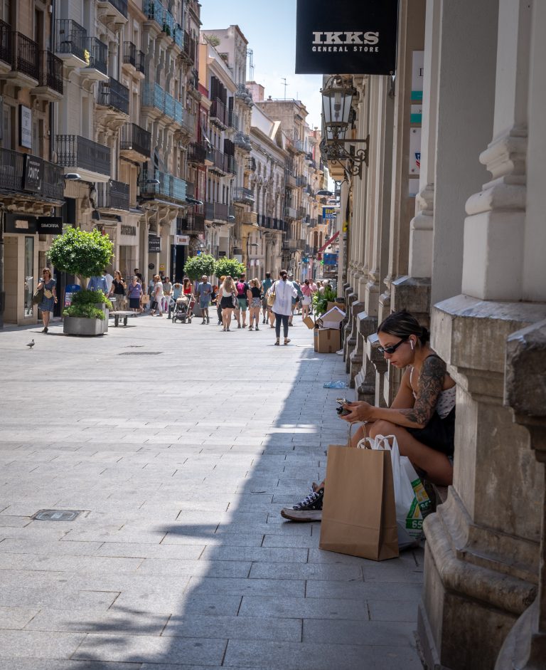 Street photo in Reus, Spain by Ignacio Rojas Poggini