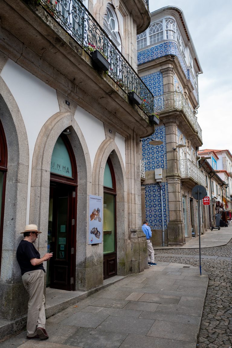 Street photo in Santiago de Compostela, Spain by Bert Tevel