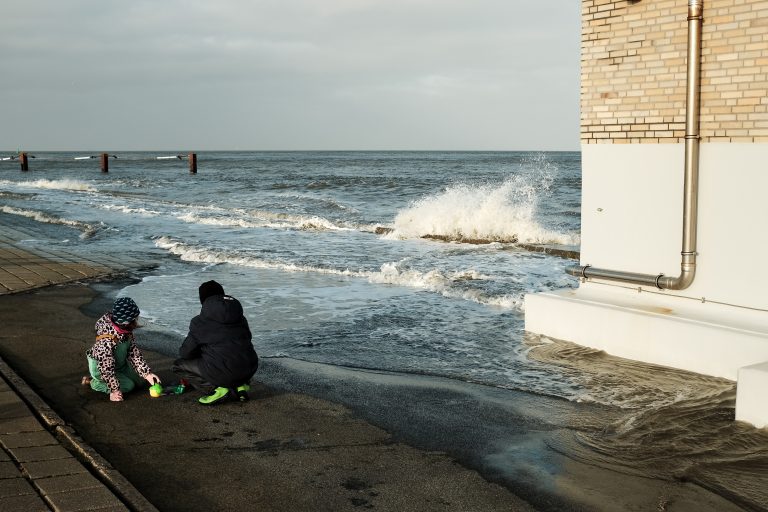 Street photo in Cuxhaven, Germany by Simon Kern