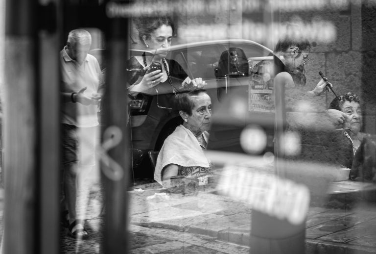 Street photo in Tarragona, Spain by Ignacio Rojas Poggini