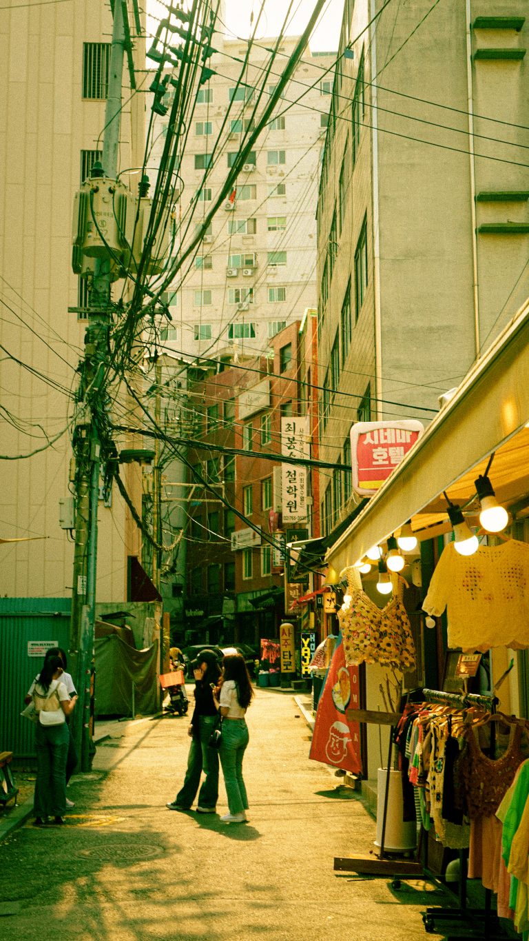 Street photo in South Korea by Vincentius Ivan Patricio