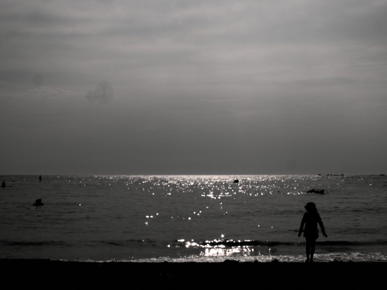 Street photo in Hayama, Japan by Satoshi Osuga