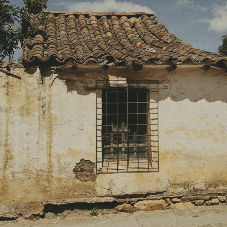Street photo in Villa de Leyva, Colombia by Joshua Vergara