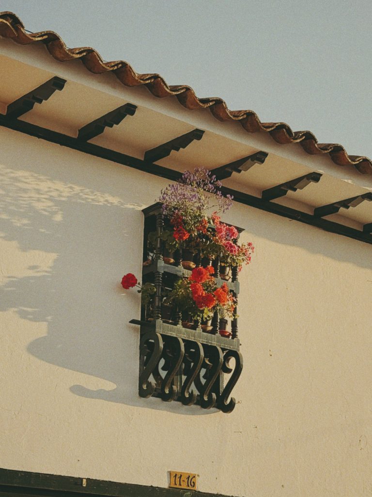 Street photo in Villa de Leyva, Colombia by Joshua Vergara