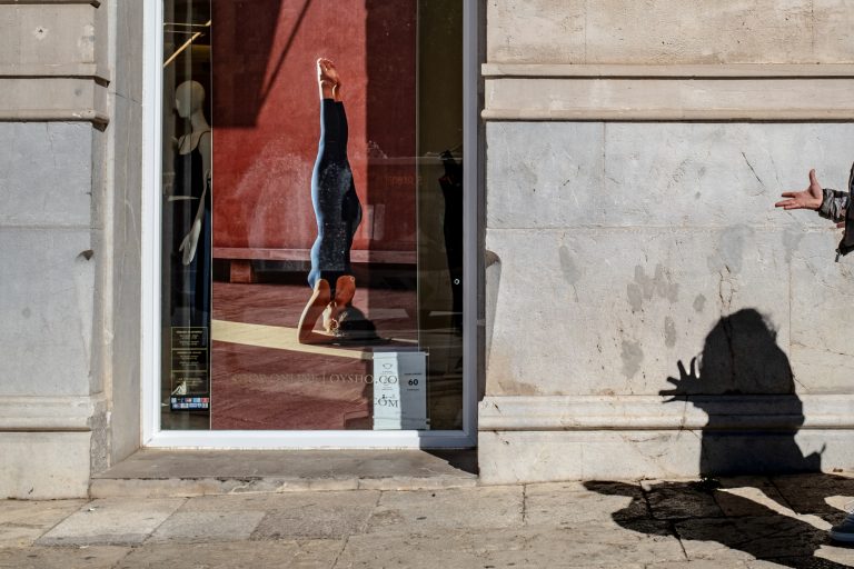 Street photo in Montpellier, France by Jens F. Kruse