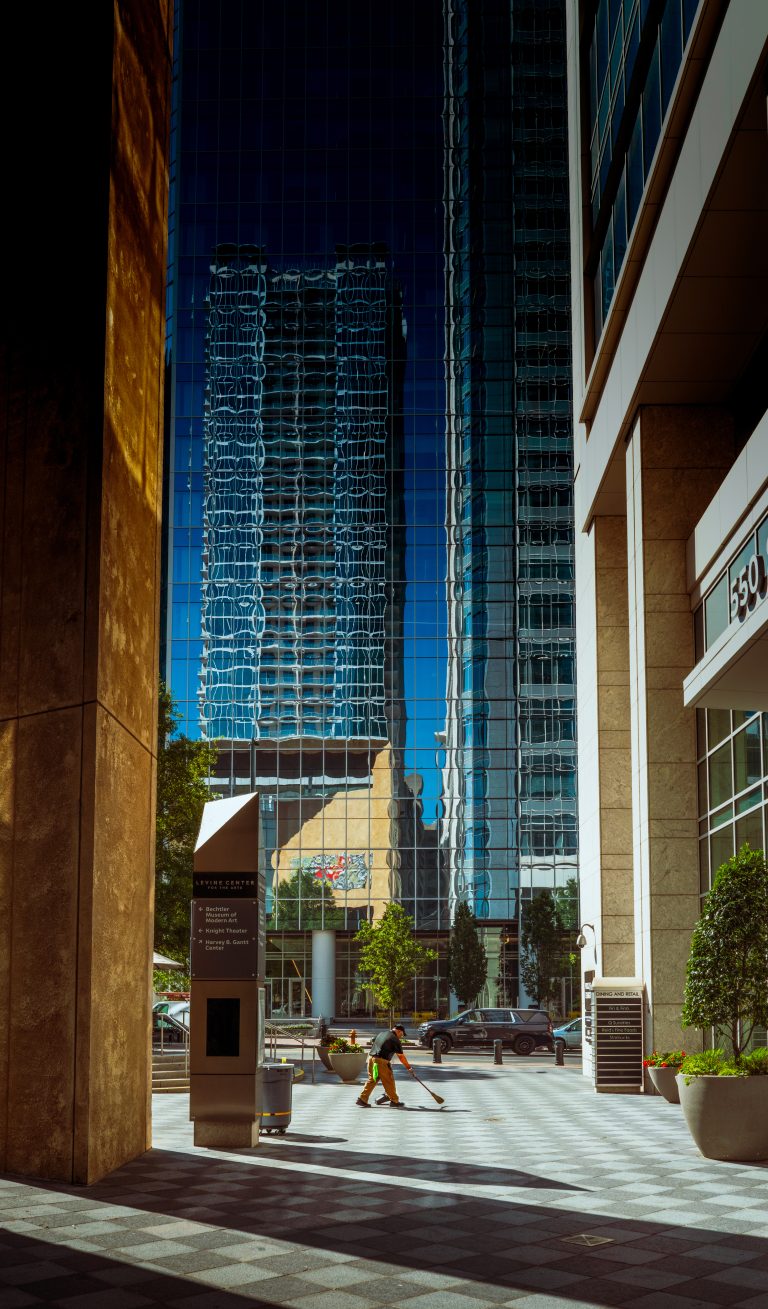 Street photo in Charlotte, United States by Jonathan Varjabedian