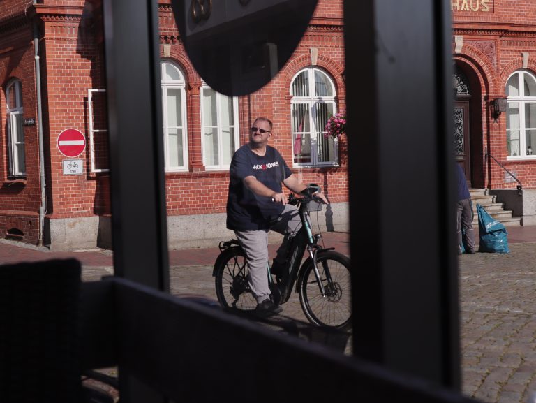 Street photo in Heiligenhafen, Germany by Christian Iwan