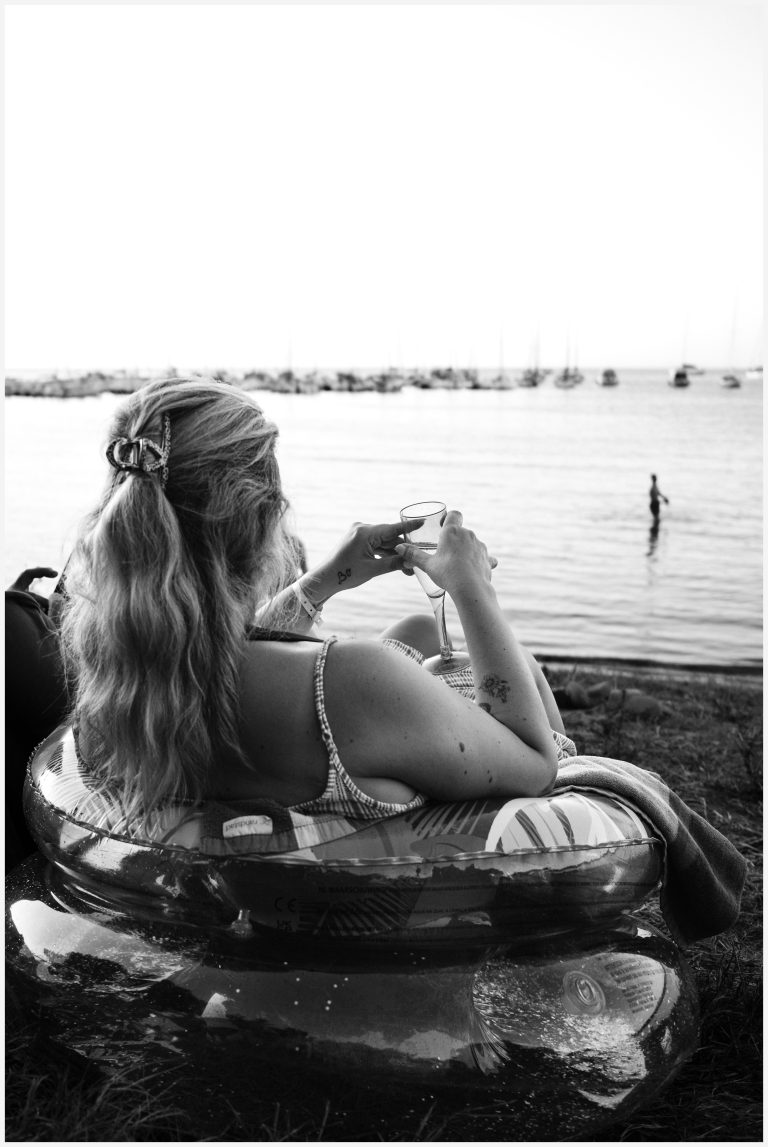 Street photo in Baratti, Italy by Thomas Bassetti