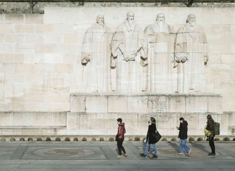 Street photo in Geneva, Switzerland by Thomas Jouhandeaux