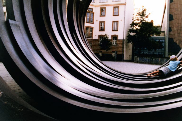 Street photo in Duisburg, Germany by Pascal Fli