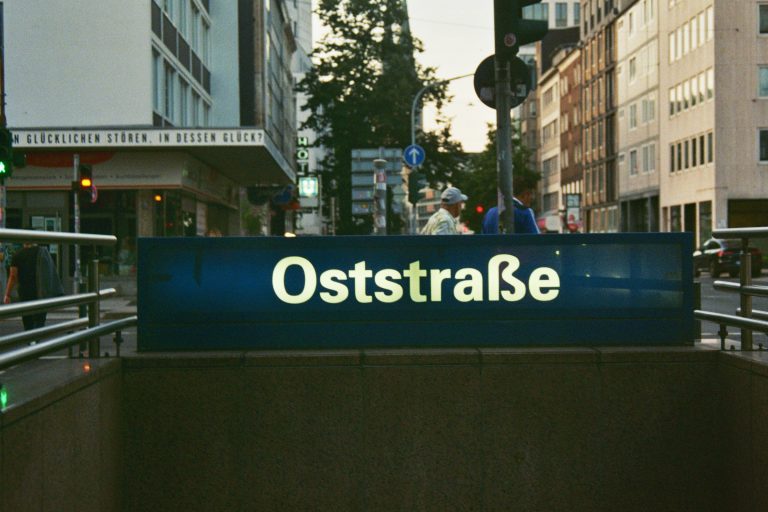 Street photo in Düsseldorf, Germany by Pascal Fli