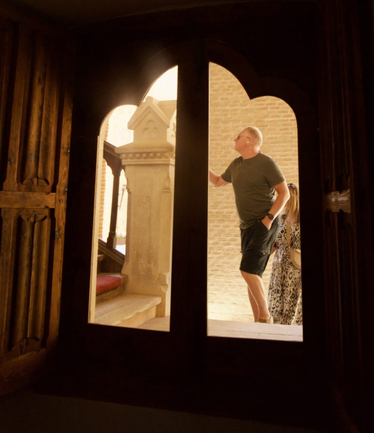 Street photo in Cuenca, Spain by David Sheppard