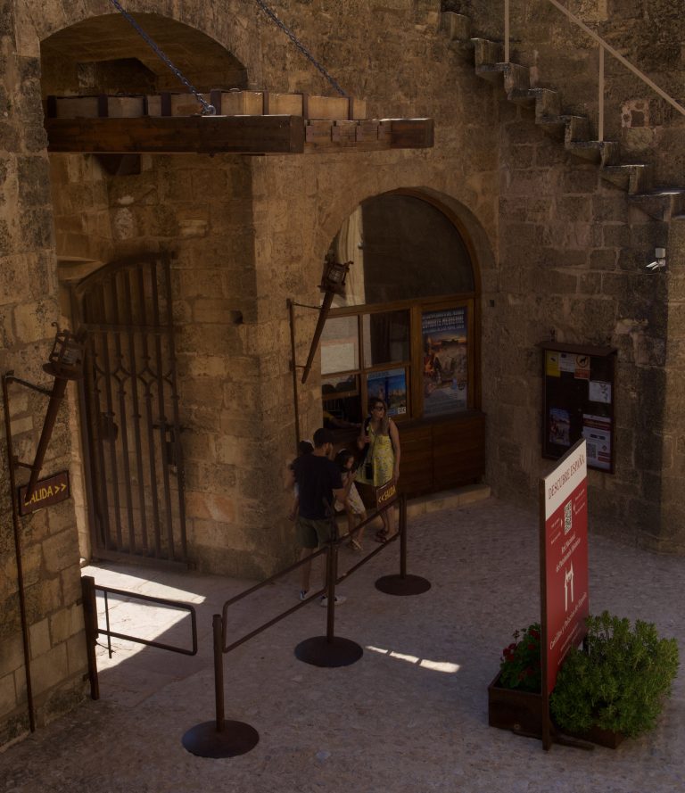 Street photo in Cuenca, Spain by David Sheppard