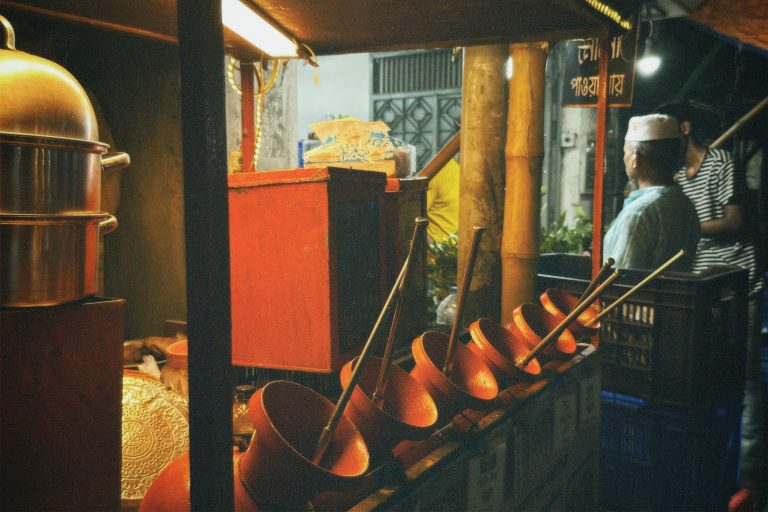 Street photo in Dhaka, Bangladesh by Jupiter Astro