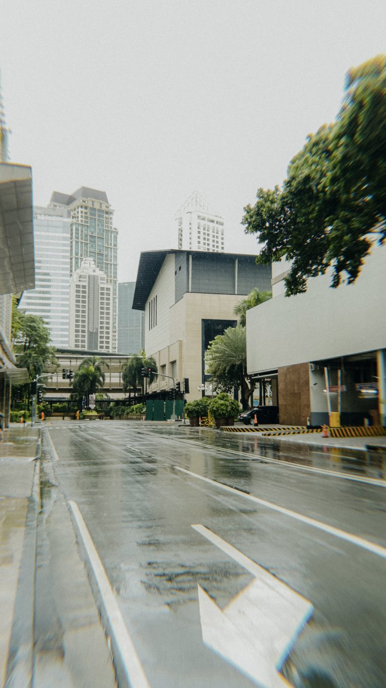 Street photo in Makati, Philippines by Russel Bautista