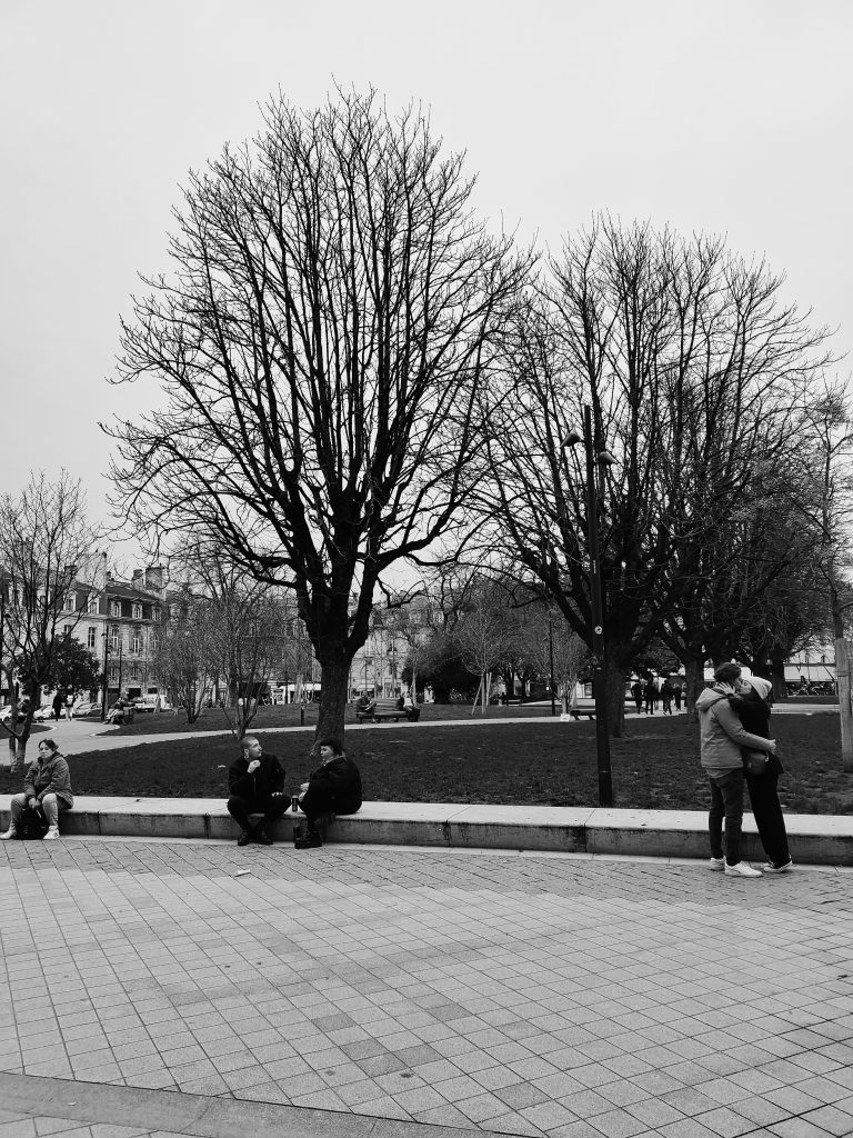 Street photo in Bordeaux, France by Julio Alves