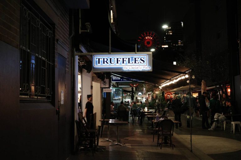 Street photo in Sydney, Australia by hotpot :)
