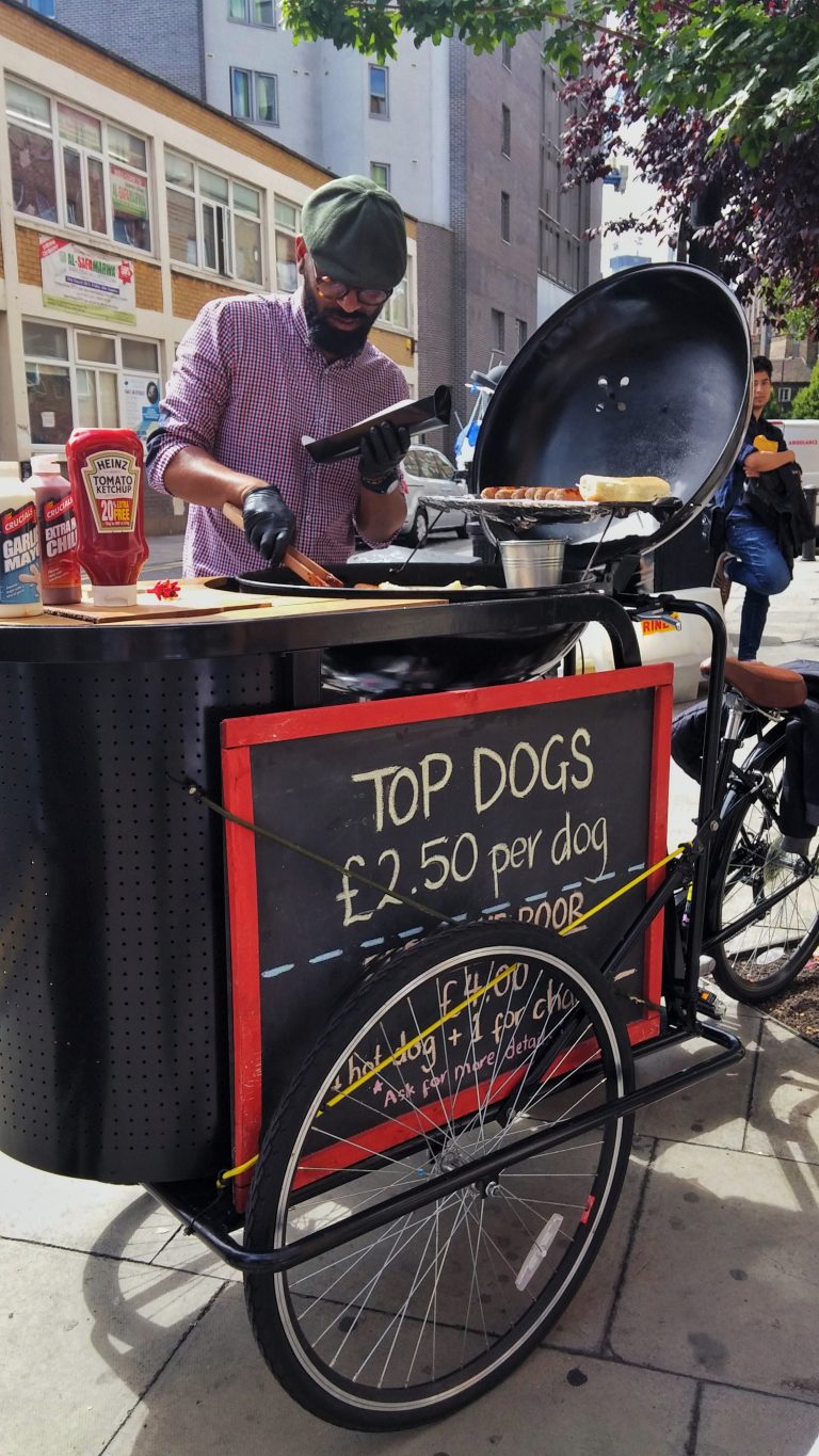 Street photo in London, United Kingdom by Mohammed Ahmed
