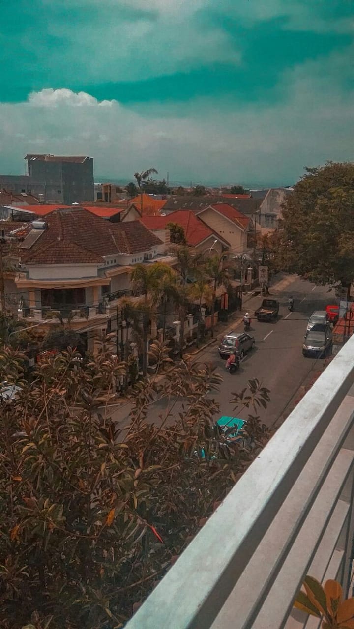 Street photo in Surabaya, Indonesia by Arryandi Juli