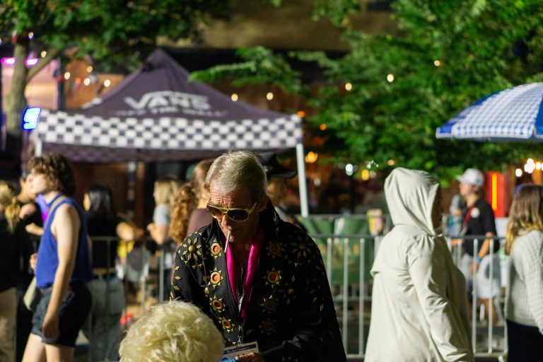 Street photo in Hamilton, Canada by Orlando Dasilva