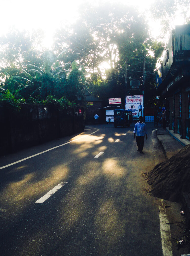 Street photo in Barishal, Bangladesh by Mustavi Taofee