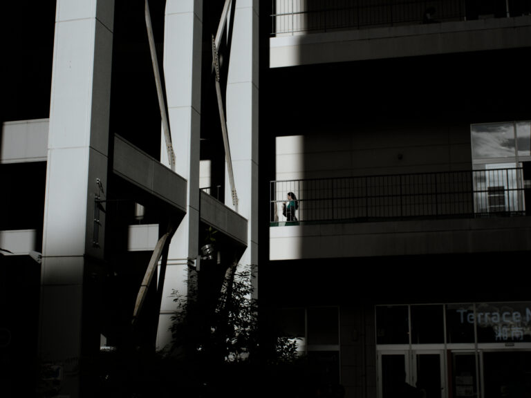 Street photo in Fujisawa, Japan by Satoshi Osuga