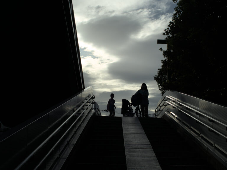 Street photo in Fujisawa, Japan by Satoshi Osuga
