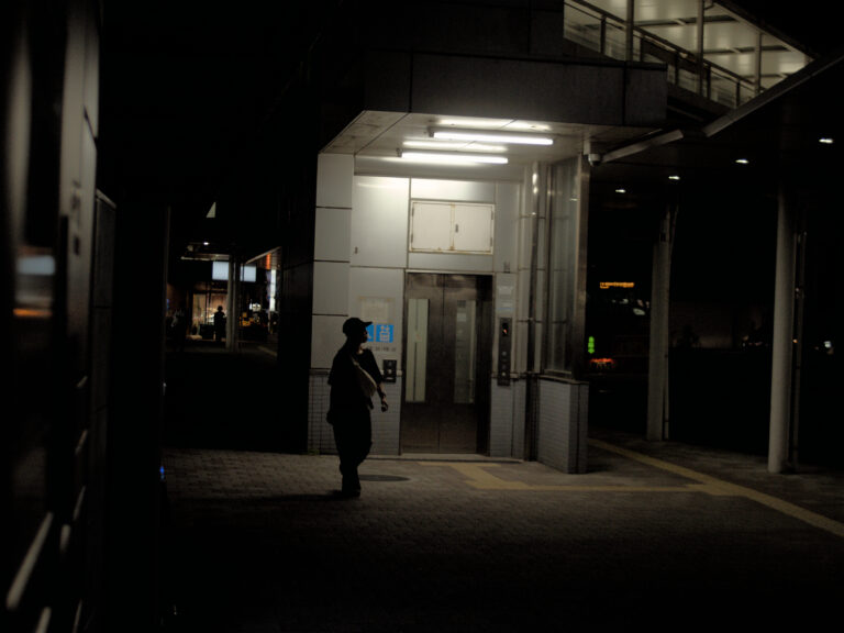 Street photo in Fujisawa, Japan by Satoshi Osuga