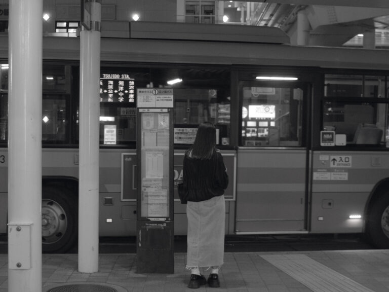 Street photo in Fujisawa, Japan by Satoshi Osuga