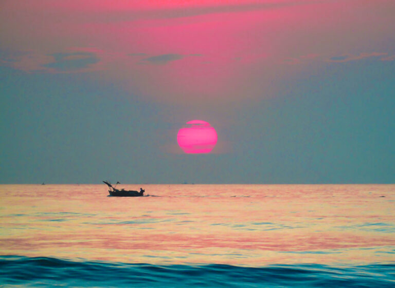 Street photo in Da Nang, Vietnam by Hung Pham