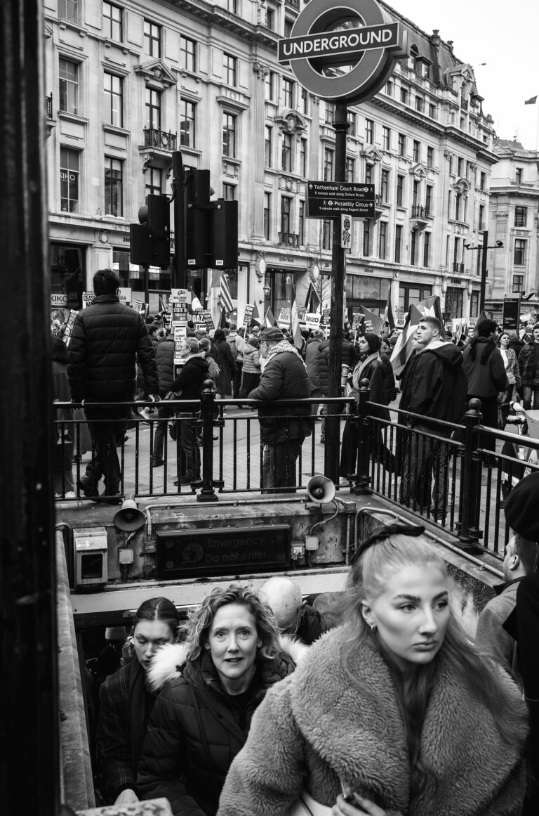 Street photo in London, United Kingdom by Rudi Trepat