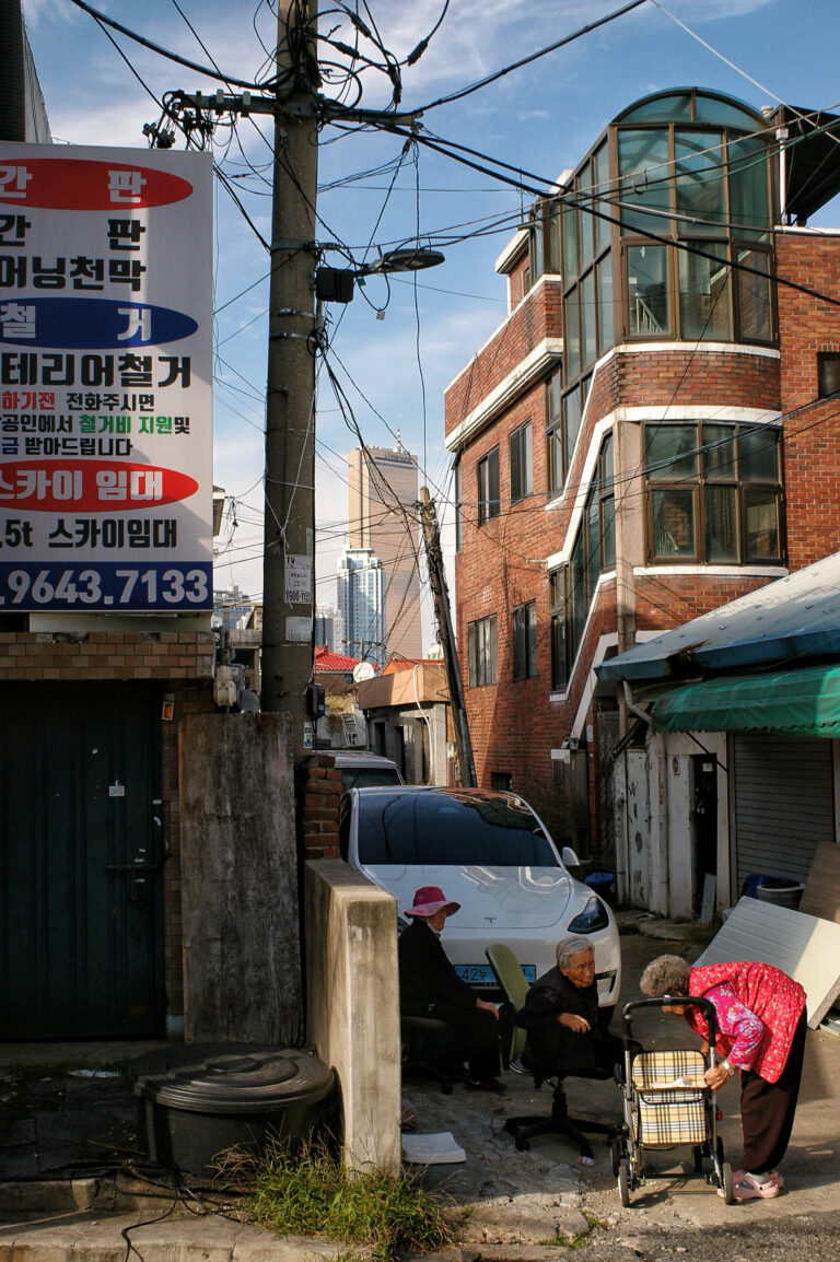 Street photo in Seoul, South Korea by Shin Hwan