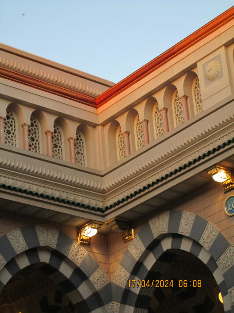 Street photo in Madinah, Saudi Arabia by Keisha Arfanidya