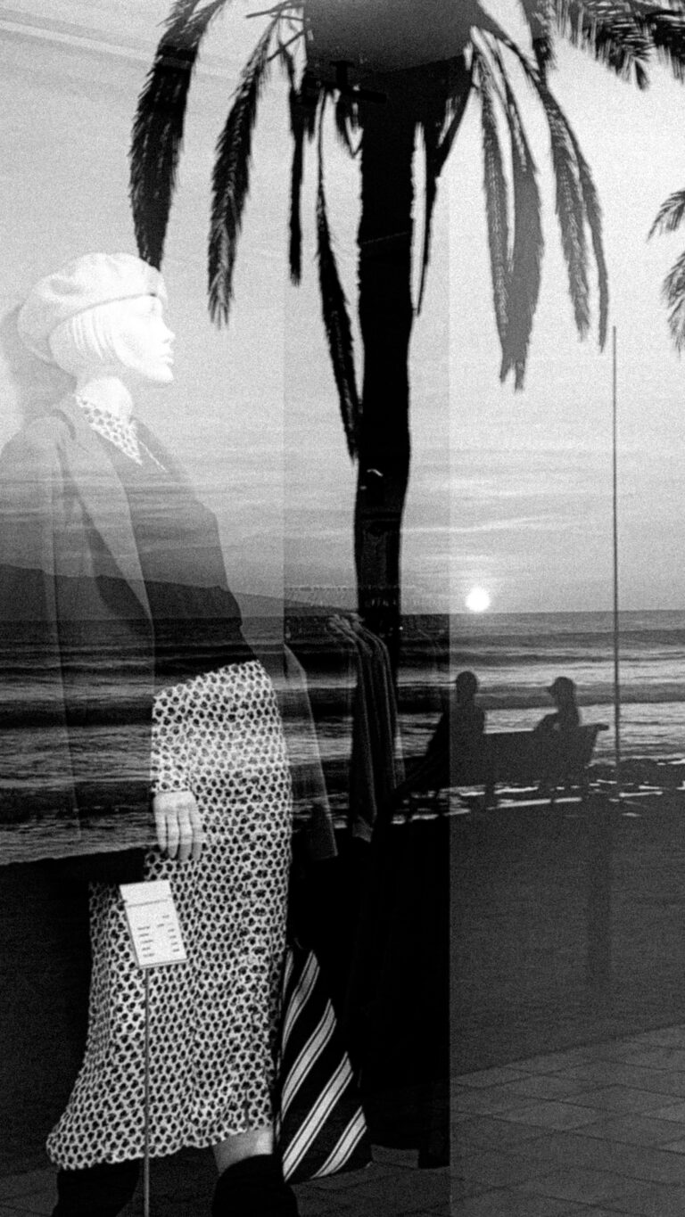 Street photo in Santa Cruz de Tenerife, Spain by Juan Tilve