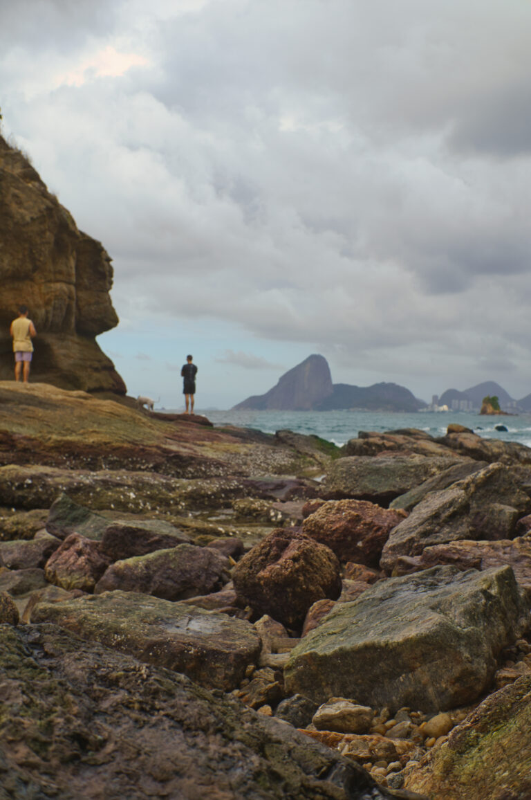 Street photo in Niterói, Brazil by Fernando Nakayama